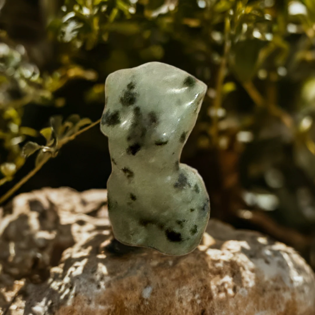 (image for) Kiwi Jasper Feminine Torso Carving